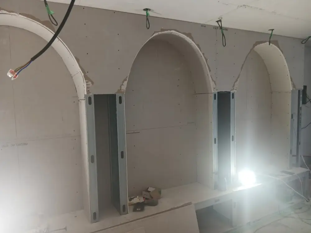 Arches en plaques de plâtre montées sur ossature métallique